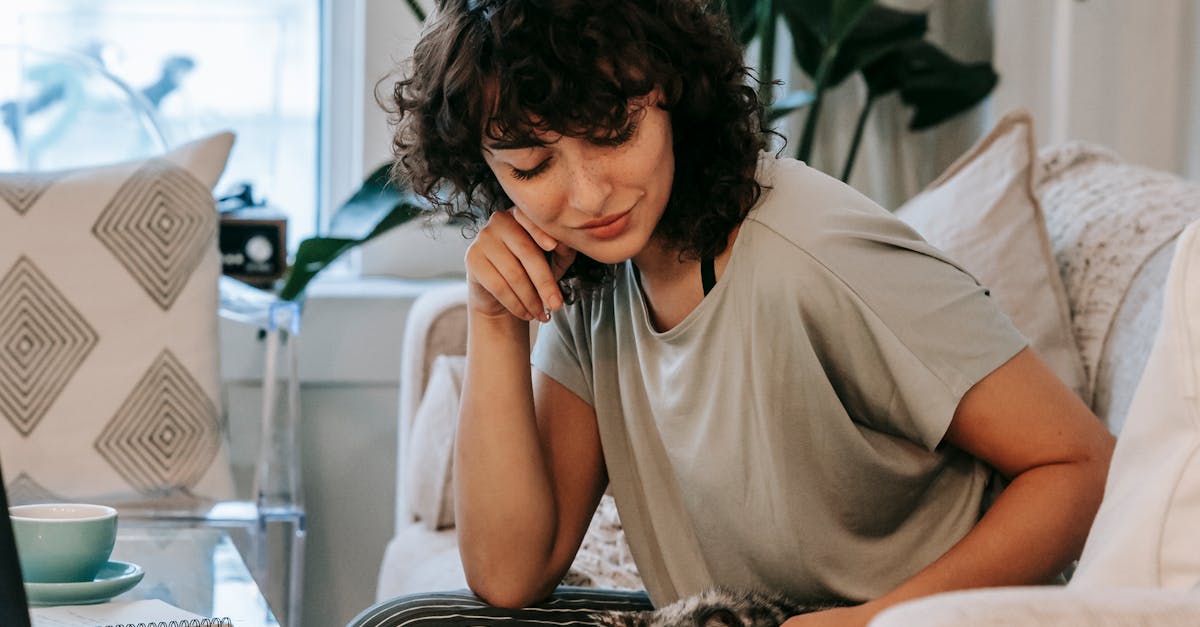 Cat litter tray with fresh litter, a scoop, and an informative guide graphic on maintaining cleanliness for cats.